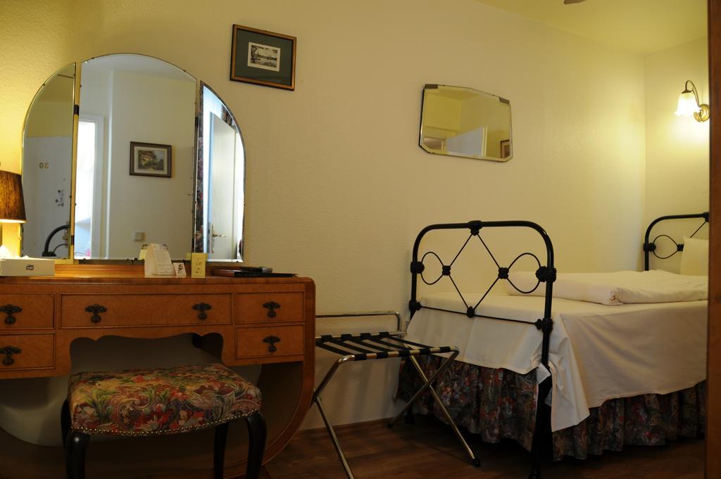Hotel Admiral Wiesbaden Szoba fotó