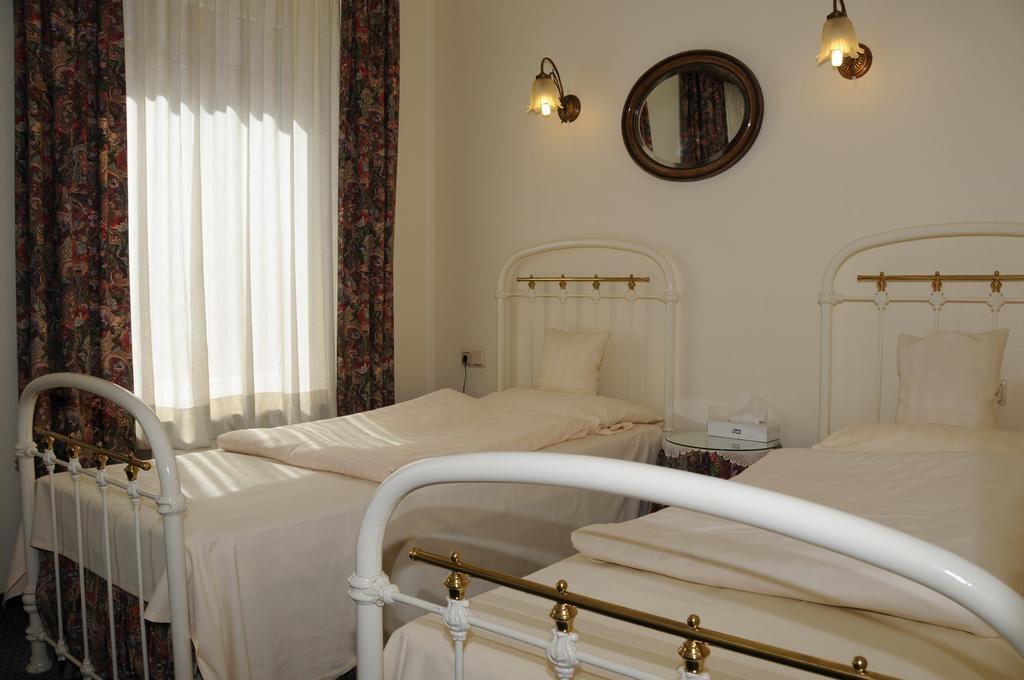 Hotel Admiral Wiesbaden Szoba fotó