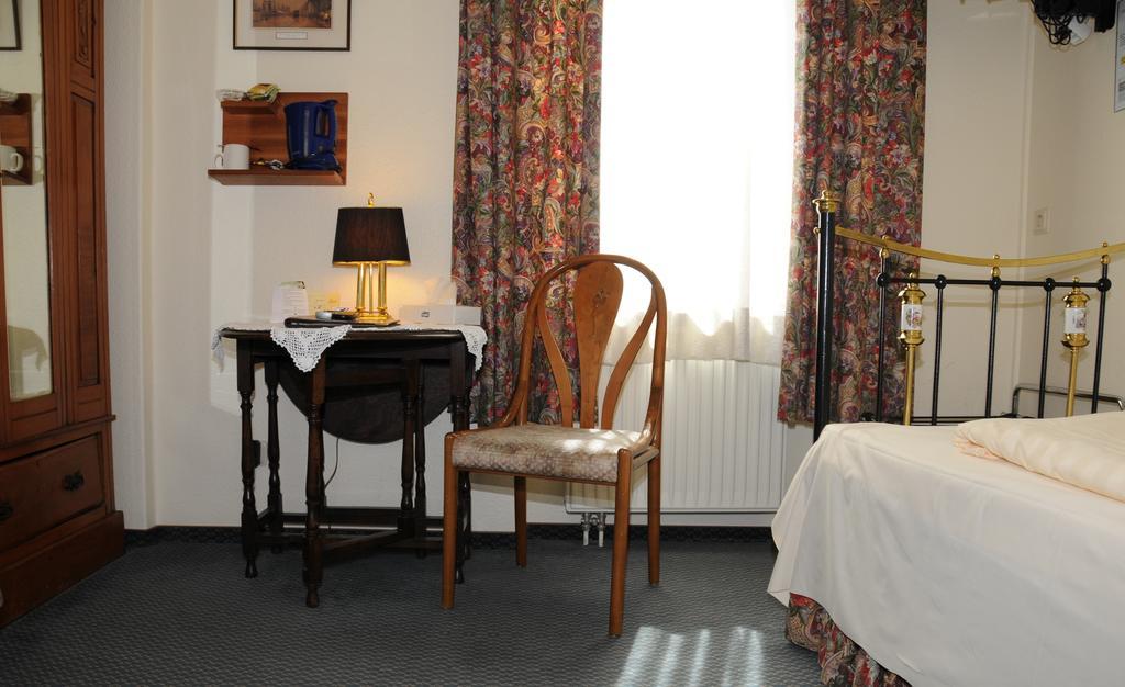 Hotel Admiral Wiesbaden Szoba fotó